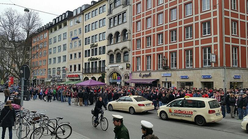 Amateur-Derby: FC Bayern II gegen den TSV 1860 II - Fans treffen sich in den Innenstadt. Die Bilder...