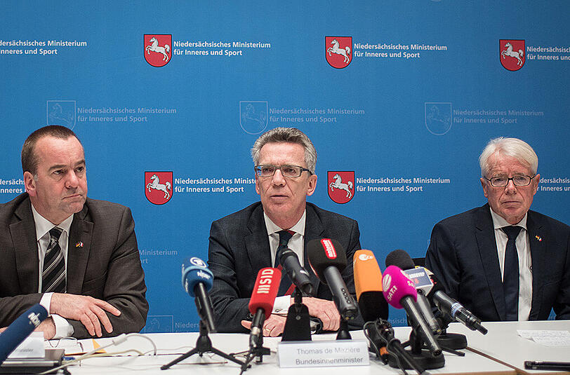 Niedersachsens Innenminister Boris Pistorius (SPD), Bundesinnenminister Thomas de Maiziere (CDU) und der Delegationsleiter der Nationalmannschaft, Reinhard Rauball bei der Pressekonferenz (von links).