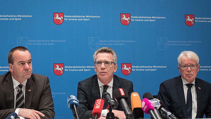 Niedersachsens Innenminister Boris Pistorius (SPD), Bundesinnenminister Thomas de Maiziere (CDU) und der Delegationsleiter der Nationalmannschaft, Reinhard Rauball bei der Pressekonferenz (von links). Niedersachsens Innenminister Boris Pistorius (SPD), Bundesinnenminister Thomas de Maiziere (CDU) und der Delegationsleiter der Nationalmannschaft, Reinhard Rauball bei der Pressekonferenz (von links).
