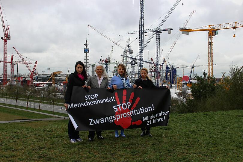 Mitglieder der Frauen-Union vor der Bauma (v. l.): Julia Obermeier, Barbara Roth, Bezirksvorsitzende Ulrike Grimm und Anja Burkhardt.