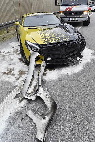 Schwerer Unfall auf der A94: Ein Mercedes-Sportwagen schoss einen Renault ab. Die Bilder von der Unfallstelle!