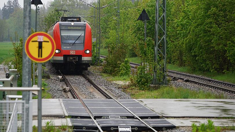 An dieser Stelle erfasste die S-Bahn den Studenten. Er starb noch an der Unfallstelle.