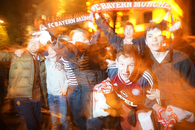 Auf der Leopoldstraße in München feiern Fans des FC Bayern München den Sieg im DFB-Pokal gegen den VfB Stuttgart.