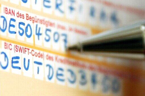 Die Felder IBAN und BIC (SWIFT-Code) werden auf einem Formular für Auslandsüberweisungen ausgefüllt (Illustration  vom 23.06.2006). Die EU-Kommission wird die Übergangsfrist für die Einführung des neuen europäischen Zahlungssystems Sepa um sechs Monate verlängern. Foto: