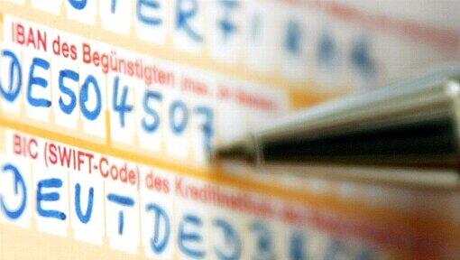 Die Felder IBAN und BIC (SWIFT-Code) werden auf einem Formular für Auslandsüberweisungen ausgefüllt (Illustration vom 23.06.2006). Die EU-Kommission wird die Übergangsfrist für die Einführung des neuen europäischen Zahlungssystems Sepa um sechs Monate verlängern. Foto: Die Felder IBAN und BIC (SWIFT-Code) werden auf einem Formular für Auslandsüberweisungen ausgefüllt (Illustration vom 23.06.2006). Die EU-Kommission wird die Übergangsfrist für die Einführung des neuen europäischen Zahlungssystems Sepa um sechs Monate verlängern. Foto: