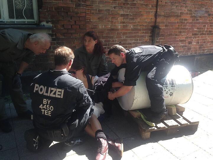 G7-Aktivisten blockieren den Schlachthof. Die Bilder...
