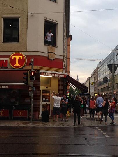 Von einem Fenstersims aus wurde in Maxvorstadt am Samstag Bier verteilt.