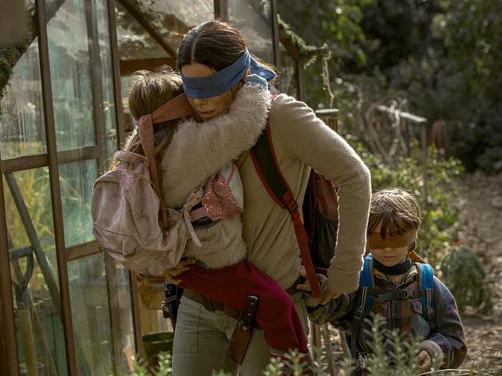 Sandra Bullock mit Vivien Lyra Blair und Julian Edwards in einer Szene des Netflix-Horrorthrillers "Bird Box".