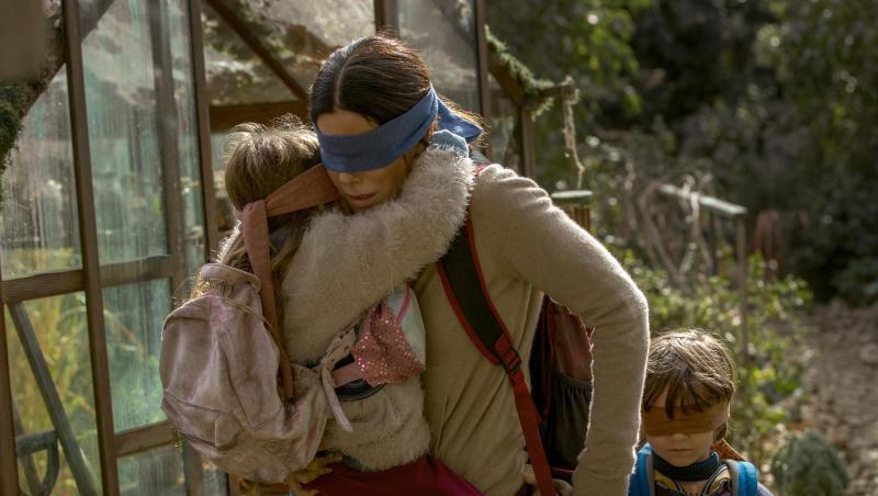 Sandra Bullock mit Vivien Lyra Blair und Julian Edwards in einer Szene des Netflix-Horrorthrillers "Bird Box". Sandra Bullock mit Vivien Lyra Blair und Julian Edwards in einer Szene des Netflix-Horrorthrillers "Bird Box".
