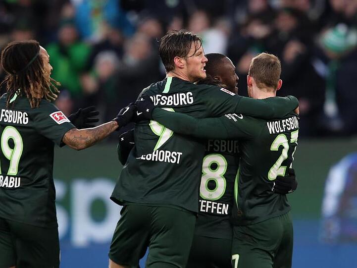 Wolfsburgs Spieler jubeln nach der 1:0-Führung gegen Borussia Mönchengladbach.