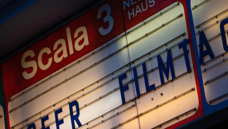 Der Schriftzug "Hofer Filmtage" an einer Kinotafel.