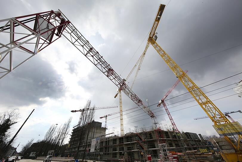 Ein Stangerlwald aus Kränen an der Baustelle Nockherberg Süd.