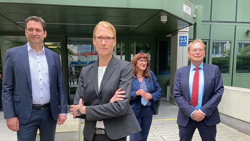 Von links: Justizminister Georg Eisenreich, Oberstaatsanwältin Anne Simon, Jadwiga-Chefin Monika Cissek-Evans, leitender Oberstaatsanwalt der Staatsanwaltschaft München I Hans Kornprobst.