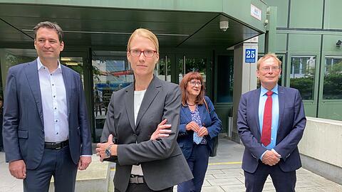 Von links: Justizminister Georg Eisenreich, Oberstaatsanwältin Anne Simon, Jadwiga-Chefin Monika Cissek-Evans, leitender Oberstaatsanwalt der Staatsanwaltschaft München I Hans Kornprobst.