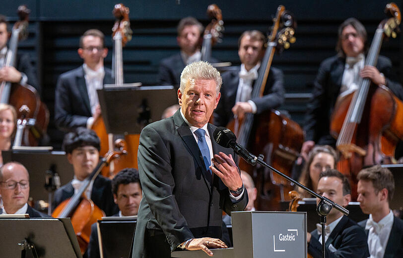 Dieter Reiter, Oberbürgermeister von München, spricht zu Eröffnung der Isarphilharmonie im Orchestersaal.