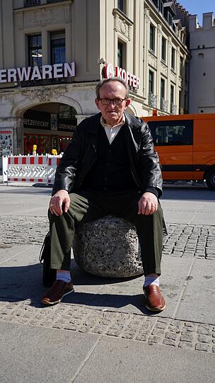Ajredin Murati, (74) Rentner: "Ich verstehe schon, dass sie die Steine entfernt haben. Sicherheit geht vor. Im Sommer ist der Brunnen sehr erfrischend. Ich finde es nur schade, dass viele Menschen ihren Müll liegenlassen."