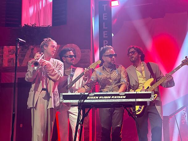 Beim Konzert von Roy Bianco & die Abbrunzati Boys werden sie von einer Showband unterstützt. Beim Konzert von Roy Bianco & die Abbrunzati Boys werden sie von einer Showband unterstützt.