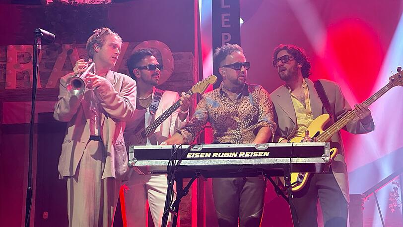 Beim Konzert von Roy Bianco & die Abbrunzati Boys werden sie von einer Showband unterstützt. Beim Konzert von Roy Bianco & die Abbrunzati Boys werden sie von einer Showband unterstützt.