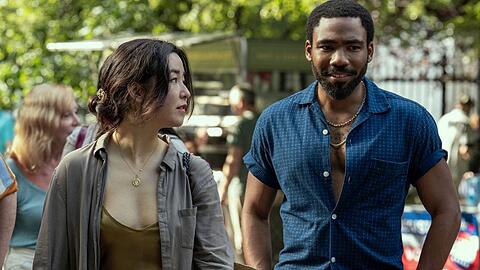 Maya Erskine und Donald Glover spielen in "Mr. & Mrs. Smith" Spione, die als Ehepaar auftreten müssen.