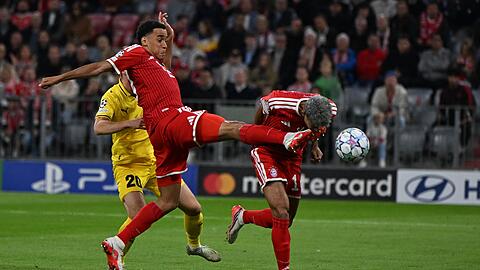 Die erste Chance. Jamal Musiala kommt Luis D&iacute;az (r) beim Kopfball in die Quere.