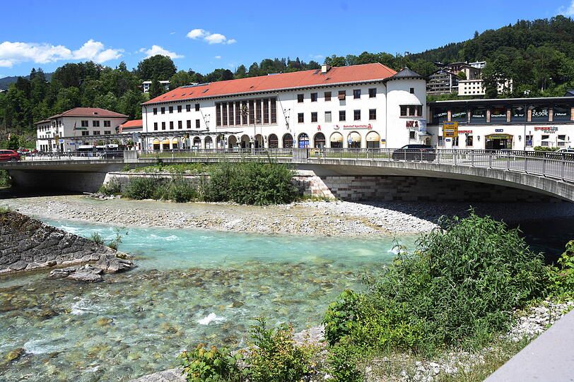 Türkis-milchiges Wasser vor dem Berchtesgadener Bahnhof. Türkis-milchiges Wasser vor dem Berchtesgadener Bahnhof.