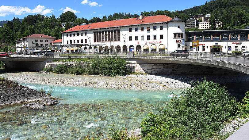 Türkis-milchiges Wasser vor dem Berchtesgadener Bahnhof. Türkis-milchiges Wasser vor dem Berchtesgadener Bahnhof.