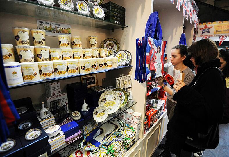 In den Souvenirläden der Londoner Innenstadt werden bereits Erinnerungsstücke zur Geburt des "Royal Babys" angeboten. Da weder Geschlecht noch Name oder Geburtstermin des kleinen Thronfolgers bislang bekannt sind, dürfte sich der Sammlerwert der "neutralen" Baby-Souvenire allerdings in Grenzen halten.