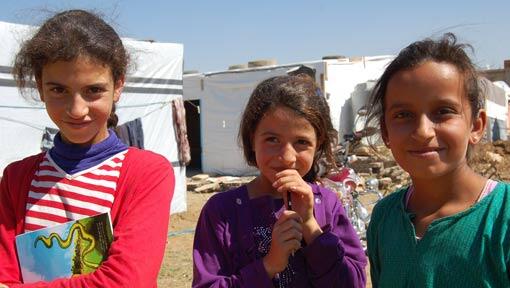 Der Münchner Verein Orienthelfer verteilt auch Schulbücher an Kinder in den syrischen Flüchtlingslagern im Libanon - Bildung ist schließlich wichtig! Der Münchner Verein Orienthelfer verteilt auch Schulbücher an Kinder in den syrischen Flüchtlingslagern im Libanon - Bildung ist schließlich wichtig!