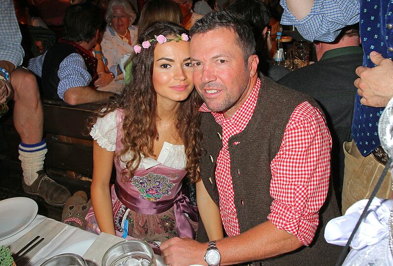 Verliebt: Lothar Matthäus mit seiner Verlobten Anastasia im Käferzelt.