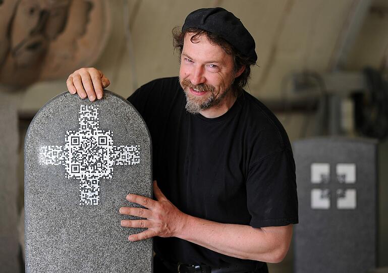 Mittlerweile mehrfach ausgezeichnet: Der Steinmetz und Bildhauer Andreas Rosenkranz war der erste, der QR-Codes in Grabsteine integrierte.