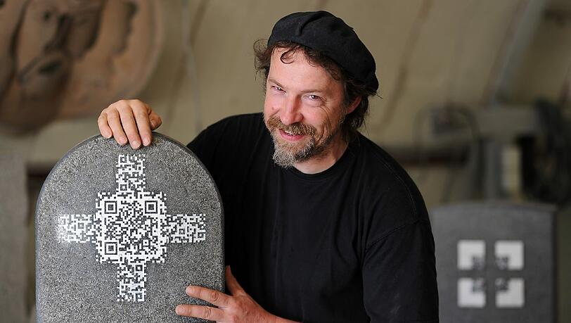 Mittlerweile mehrfach ausgezeichnet: Der Steinmetz und Bildhauer Andreas Rosenkranz war der erste, der QR-Codes in Grabsteine integrierte. Mittlerweile mehrfach ausgezeichnet: Der Steinmetz und Bildhauer Andreas Rosenkranz war der erste, der QR-Codes in Grabsteine integrierte.