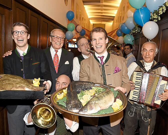 Fischtag im Franziskaner: Ludwig Reinbold, Edi Reinbold und Mathias Reinbold (v. l.) mit den Objekten der kulinarischen Begierde.