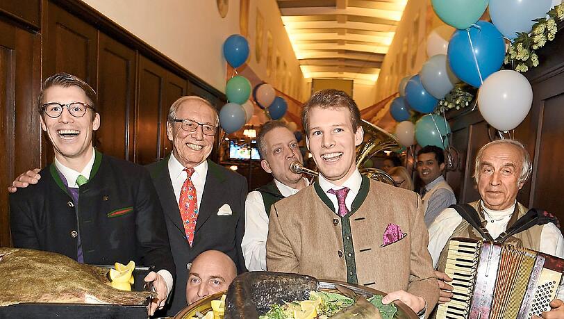 Fischtag im Franziskaner: Ludwig Reinbold, Edi Reinbold und Mathias Reinbold (v. l.) mit den Objekten der kulinarischen Begierde. Fischtag im Franziskaner: Ludwig Reinbold, Edi Reinbold und Mathias Reinbold (v. l.) mit den Objekten der kulinarischen Begierde.
