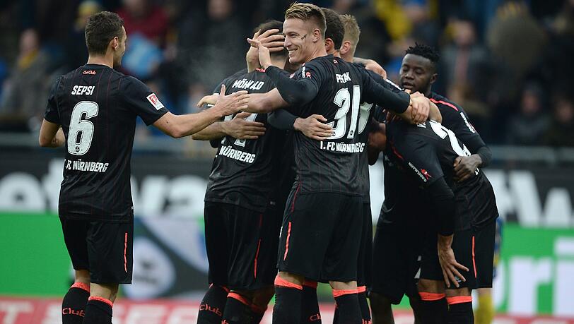 Gleich dreimal durften die Cluberer gegen Braunschweig jubeln: der 1. FC Nürnberg gewann bei der Eintracht mit 3:2.