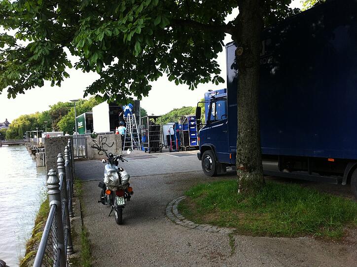 ... Passanten blieben verwundert auf der Brücke stehen...