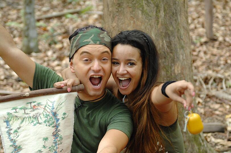 Riesenfreude bei Gabby de Almeida Rinne und Julian F.M. Stoeckel. Sie haben bei der Schatzsuche 'Waterfalls' den Schlüssel zu Schatztruhe erkämpft.