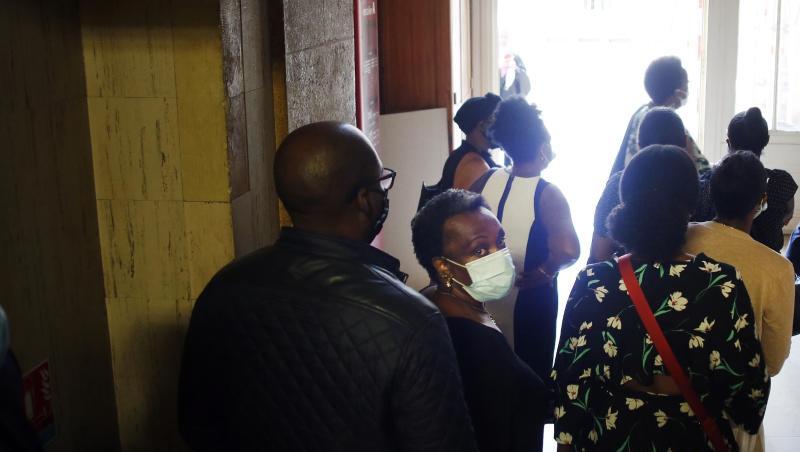 Angehörige von Félicien Kabuga treffen im Gerichtsgebäude ein. Der mutmaßliche Völkermord-Verantwortliche wies die gegen ihn erhobenen Vorwürfe zurück. Angehörige von Félicien Kabuga treffen im Gerichtsgebäude ein. Der mutmaßliche Völkermord-Verantwortliche wies die gegen ihn erhobenen Vorwürfe zurück.
