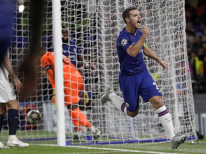 Cesar Azpilicueta (r) vom FC Chelsea feiert sein Tor zum 2:0 im Spiel gegen OSC Lille.