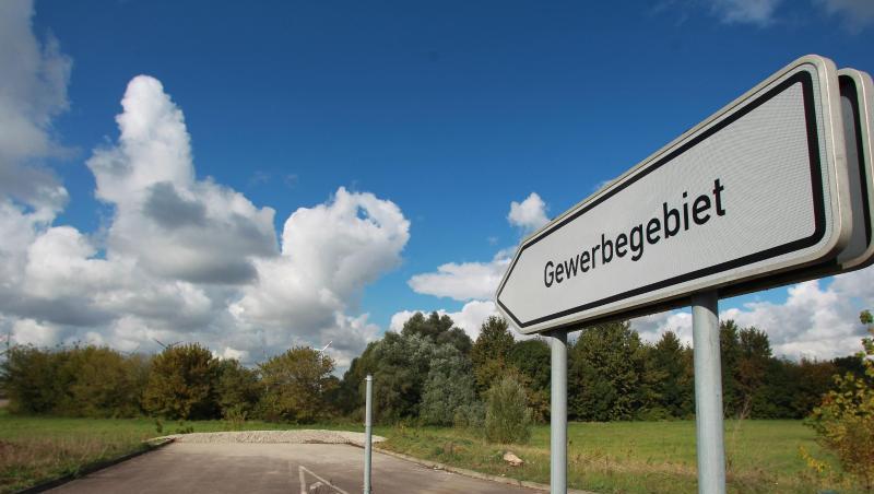 Ein Hinweisschild mit der Aufschrift "Gewerbegebiet" vor einer unbebauten Sackgasse. Foto: Jens Wolf/Archiv Ein Hinweisschild mit der Aufschrift "Gewerbegebiet" vor einer unbebauten Sackgasse. Foto: Jens Wolf/Archiv