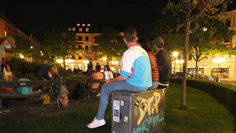 Früher Abend: Ein paar junge Leute sind am Gärtnerplatz unterwegs.
