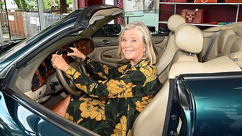Jutta Speidel trennt sich von ihrem geliebten Auto Jaguar XK8 Cabriolet (18 Jahre in ihrem Besitz), um es zugunsten ihrer Organisation "Horizont e.V." versteigern zu lassen.