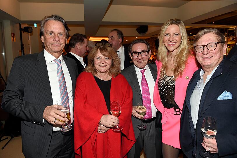 Illustre Runde: B(r)au-Löwin Alexandra Schörghuber und Bernd Werndl (Paar l.), Linda und Michael Staudinger und Michael Kerkloh (r.).