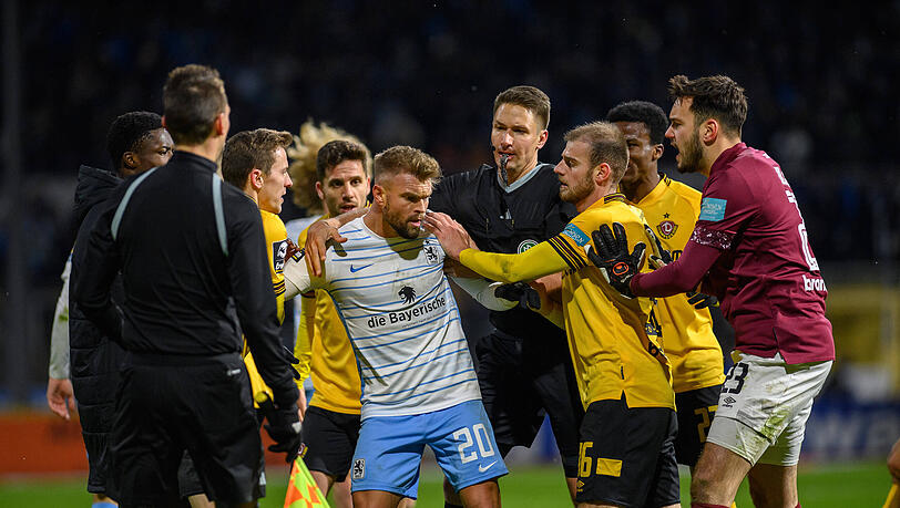 Yannick Deichmann handelte sich bei einer Rudelbildung während des Spiels gegen Dynamo Dresden seine fünfte Gelbe Karte in dieser Saison ein.