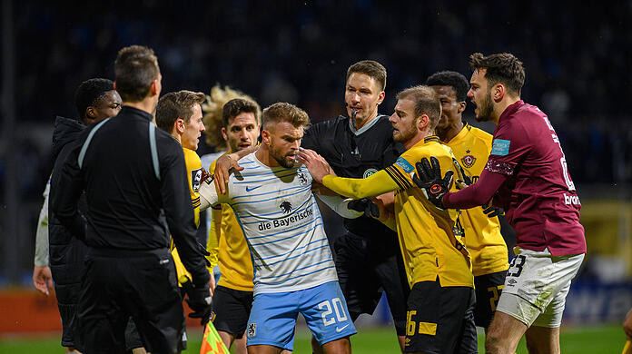 Yannick Deichmann handelte sich bei einer Rudelbildung während des Spiels gegen Dynamo Dresden seine fünfte Gelbe Karte in dieser Saison ein.