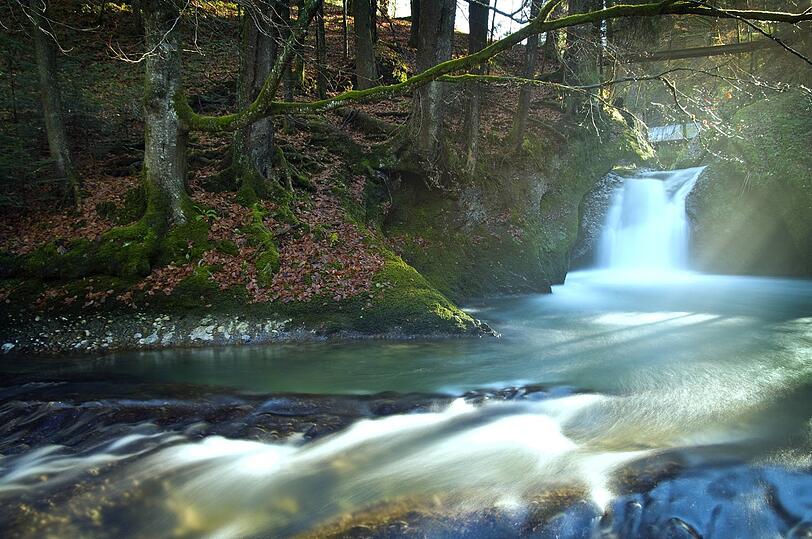 Der Eistobel bei Isny im Allgäu besteht aus rauschenden Wasserfällen und gewaltigen Felswänden.