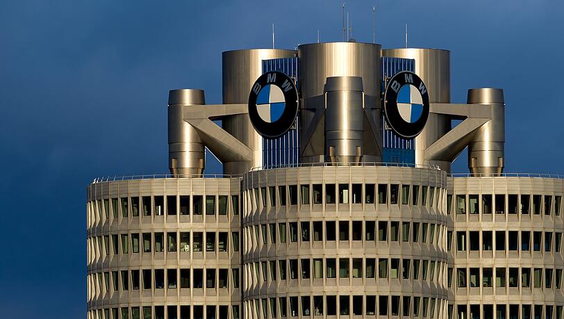 Die Türme der BMW-Zentrale in Zentral: Der Absatz fällt im zweiten Halbjahr geringer aus, weil weltweit Fahrzeuge nicht ausgeliefert werden könnten.