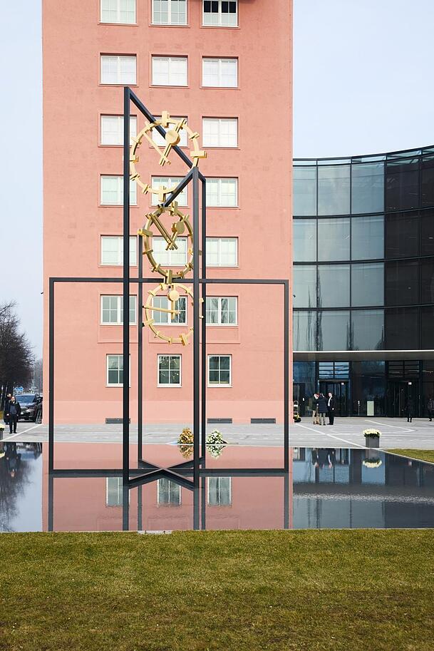 Das Kunstwerk zeigt drei Uhren, stehengeblieben zum Zeitpunkt der drei Detonationen. Das Kunstwerk zeigt drei Uhren, stehengeblieben zum Zeitpunkt der drei Detonationen.