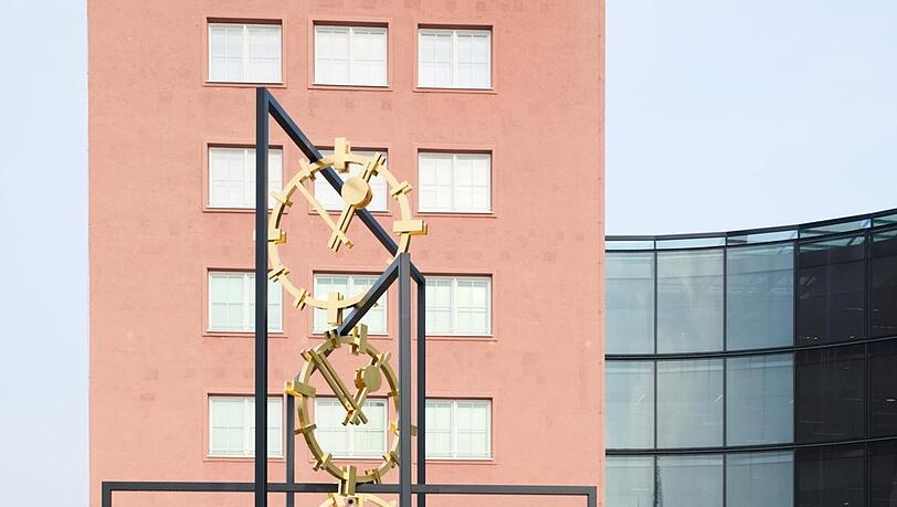 Das Kunstwerk zeigt drei Uhren, stehengeblieben zum Zeitpunkt der drei Detonationen. Das Kunstwerk zeigt drei Uhren, stehengeblieben zum Zeitpunkt der drei Detonationen.