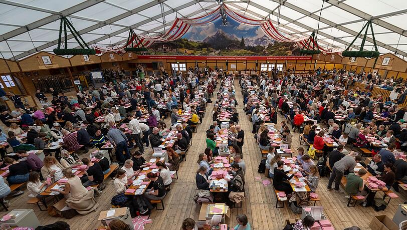 Weil die Messehallen belegt waren, wurden die Briefwahlunterlagen in Augsburg in einem Bierzelt ausgezählt. Weil die Messehallen belegt waren, wurden die Briefwahlunterlagen in Augsburg in einem Bierzelt ausgezählt.