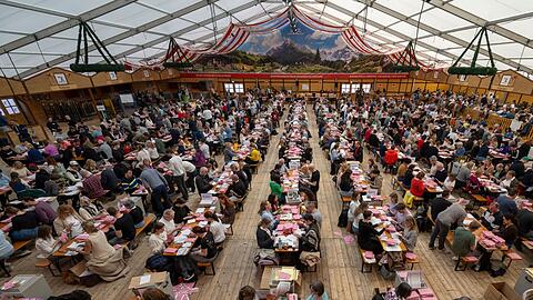 Weil die Messehallen belegt waren, wurden die Briefwahlunterlagen in Augsburg in einem Bierzelt ausgez&auml;hlt.